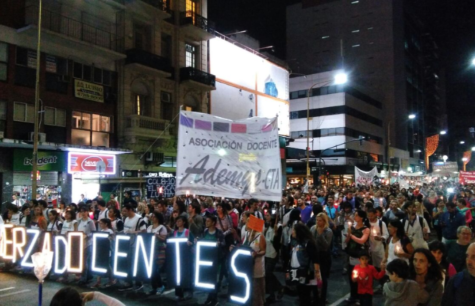 Argentina: Masiva marcha de las y los docentes de Capital por aumentos salariales