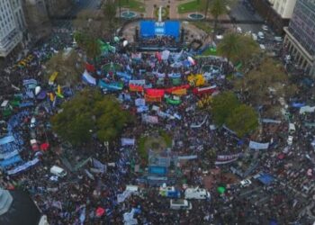 Argentina: Histórica Marcha Federal Educativa: “Los docentes no nos arrodillamos”