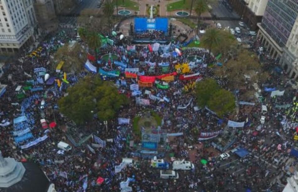 Argentina: Histórica Marcha Federal Educativa: “Los docentes no nos arrodillamos”