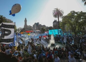 Centrales obreras se adueñan de las calles argentinas para protestar contra las políticas de Macri