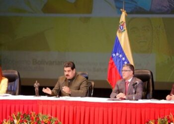 Maduro aumenta 50 % el salario del personal médico en Venezuela