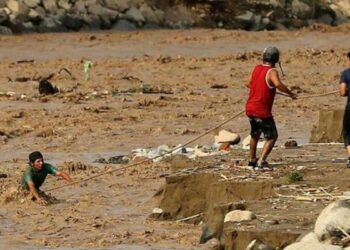 En Perú, 75 muertos y más de cien mil damnificados por intensas lluvias ocasionadas por calentamiento del mar