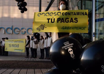 Activistas de Greenpeace protestan simultáneamente en las sedes de Endesa, Iberdrola y Gas Natural Fenosa por la contaminación y su relación con los altos precios de la energía