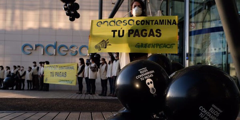 Activistas de Greenpeace protestan simultáneamente en las sedes de Endesa, Iberdrola y Gas Natural Fenosa por la contaminación y su relación con los altos precios de la energía