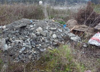 Vertedero ilegal de toda clase de residuos en San Esteban de Pravia