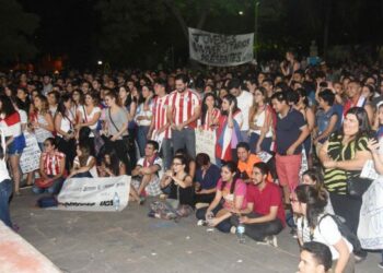 Paraguay: Las protestas contra el pacto Cartes-Lugo toman fuerza y hay vigilia frente al Congreso