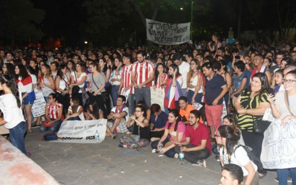 Paraguay: Las protestas contra el pacto Cartes-Lugo toman fuerza y hay vigilia frente al Congreso