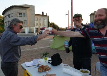 El Ayuntamiento de Vigo ordena retirar una pancarta la víspera de que la acampada de la pobreza celebre los 50 días