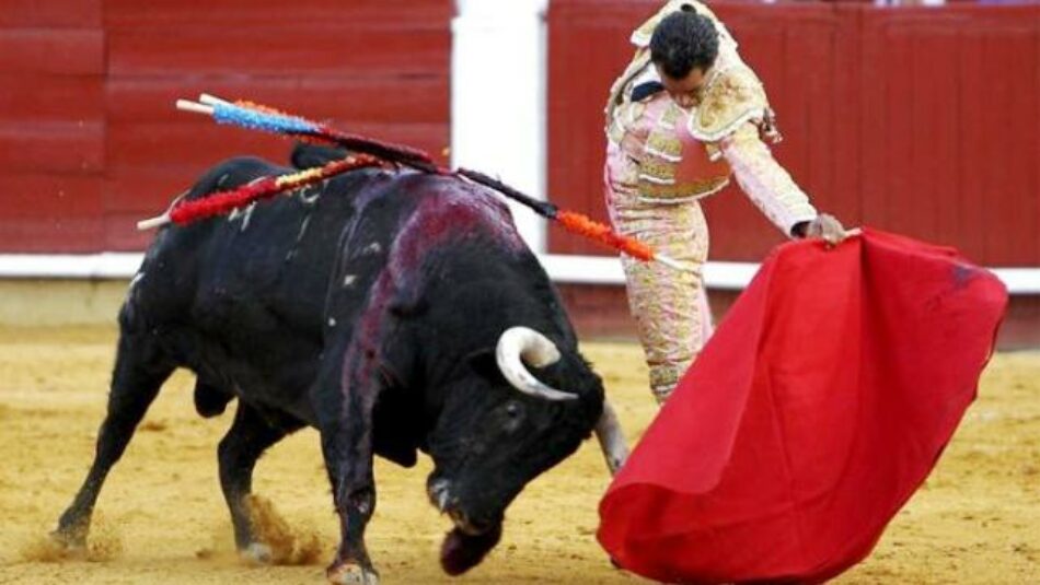 PACMA entrega en el Ministerio de Cultura 100.000 firmas contra la bajada del IVA a los toros