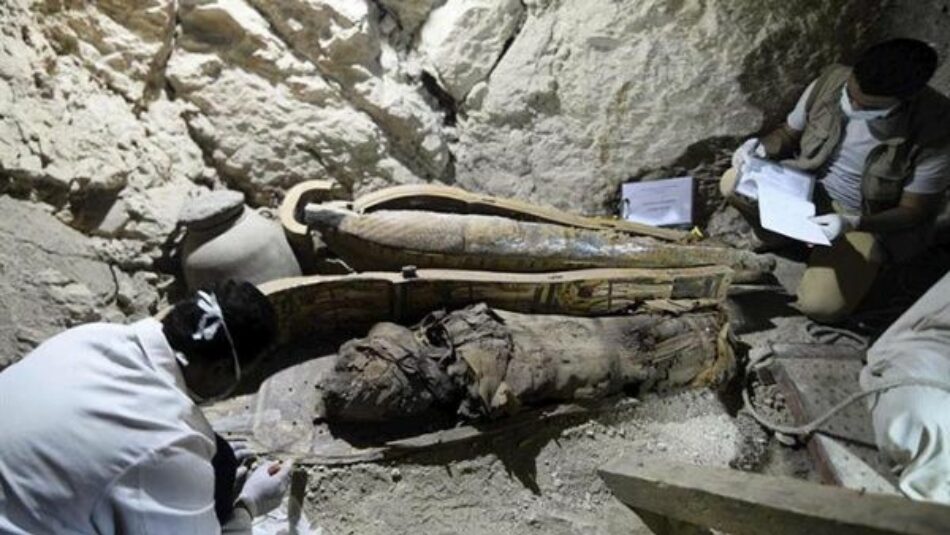 Hallan tumba intacta de alcalde faraónico con 8 momias en Egipto