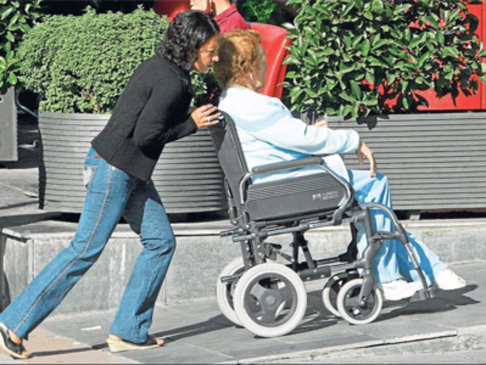 Unidos Podemos solicita la reposición de la prestación económica para las cuidadoras no profesionales de personas dependientes