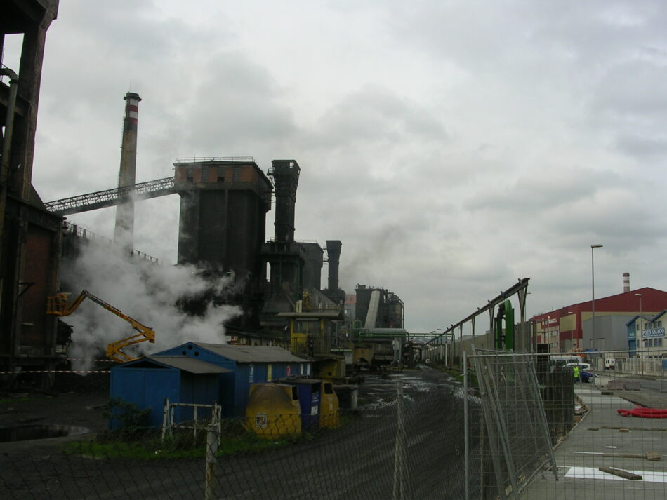 «Arcelor se rie de los avilesinos a cuenta de baterías, el Principado y el Ayuntamiento se lo consienten»