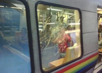 Grupos violentos atacan metro de Caracas en Venezuela