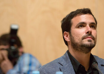 Garzón exige el «cese inmediato» del fiscal anticorrupción y firma la iniciativa para que el Congreso repruebe al ministro Catalá «como máximo responsable político de lo que sucede»