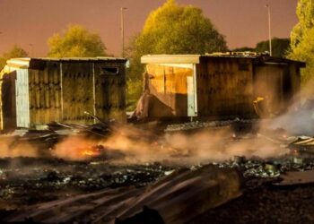 Incendio destruye campo de refugiados en el norte de Francia