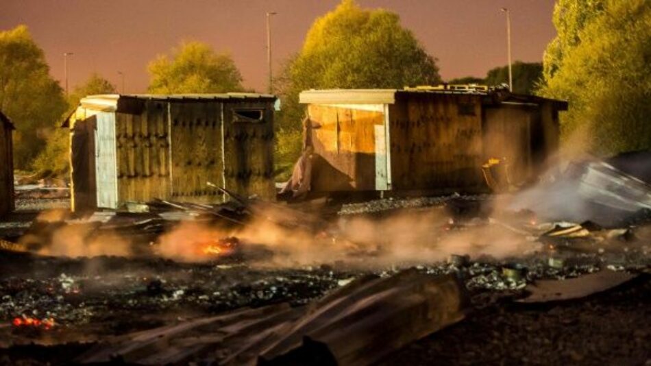 Incendio destruye campo de refugiados en el norte de Francia