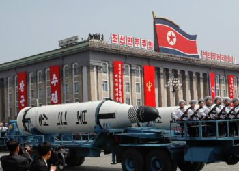 Corea del Norte muestra nuevos misiles nucleares en un gran desfile militar