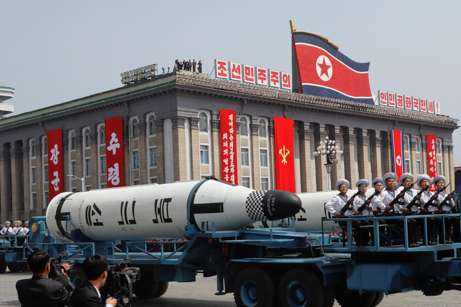 Corea del Norte muestra nuevos misiles nucleares en un gran desfile militar