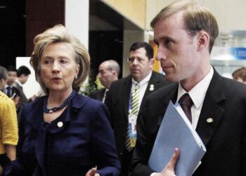 Asesor de Hillary Clinton: Al Qaida lucha al lado de EEUU en Siria