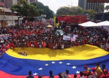 Jóvenes venezolanos marchan por la paz y contra la violencia