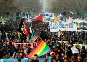 Estudiantes chilenos retornan a las calles en rechazo a reforma educacional