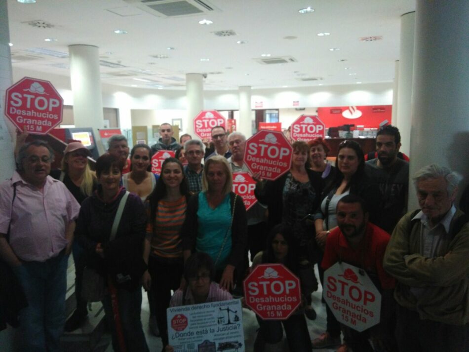 Stop Desahucios Granada 15M okupa una oficina del Santander