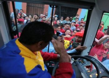 Venezuela tendrá paz, resalta Maduro en recorrido por Caracas