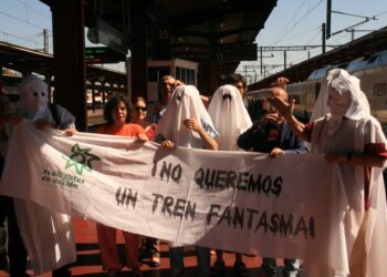 Activistas exigen otra política ferroviaria a bordo del tren regional Barcelona-Madrid