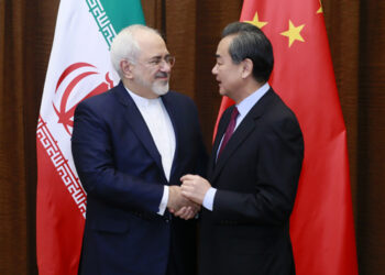 Cancilleres de China e Irán discuten crisis globales