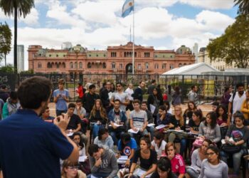 Docentes argentinos marchan en defensa de la universidad pública