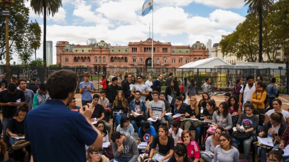Docentes argentinos marchan en defensa de la universidad pública