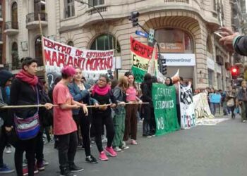 Argentina: Estudiantes secundarios cortaron avenida céntrica protestando contra la represión policial en los colegios