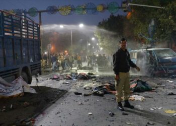 Fuerte explosión deja 25 muertos en Paquistán