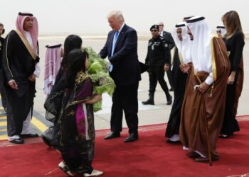 Trump llega a Arabia Saudita en su primera gira internacional