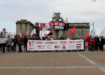 Una de las tres manifestaciones de 1º de Mayo en Vigo finaliza en la acampada de la pobreza