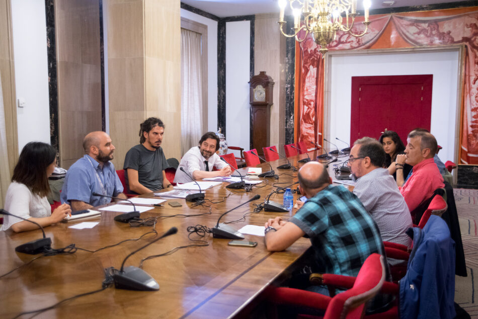 Podemos recibe en el Congreso a los trabajadores afectados por el ERE de Indra