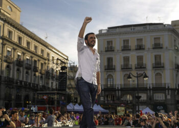 Garzón llama desde la Puerta del Sol a la «unidad entre compañeros» porque «basta ya de hablar y la moción de censura es la mejor forma de actuar contra este sistema criminal que nos explota»