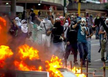 ¿Escalada de violencia? Gobierno venezolano denuncia que oposición opta por «lucha armada»