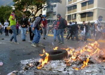 Joven quemado por grupos violentos de derecha venezolana recibe atención médica