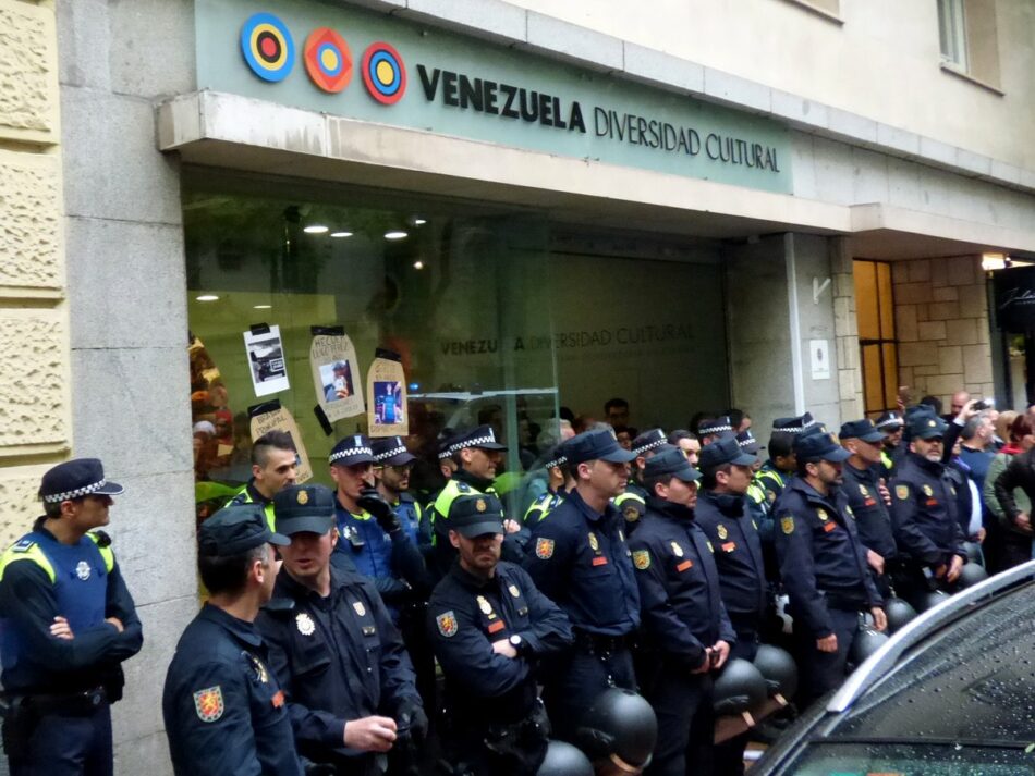 Izquierda Unida exige la dimisión inmediata de la Delegada del Gobierno Concepción Dancausa ante el secuestro del embajador de Venezuela por parte de la oposición golpista en un acto en Madrid