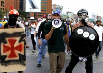 Capriles paga a indigentes para convertirlos en manifestantes violentos /Barrios aislados por las guarimbas / General Cliver Alcalá denuncia uso de francotiradores