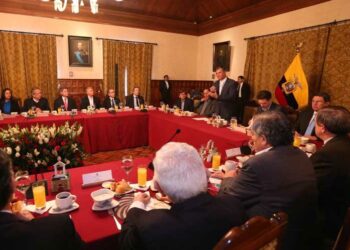 Recibe Rafael Correa a equipos de paz por gobierno colombiano y ELN