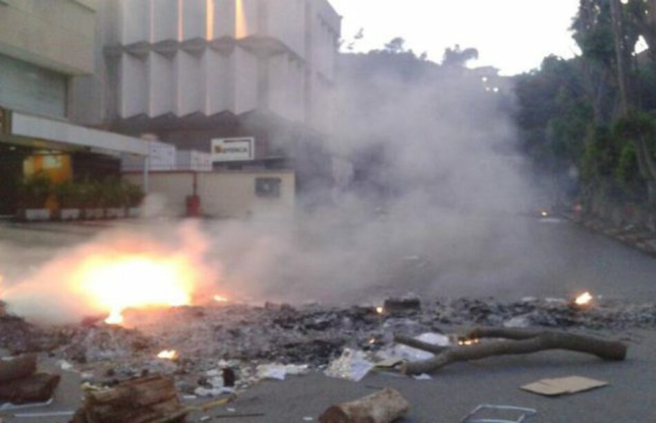 Venezuela: Atacaron con bombas molotov central telefónica / Hieren de bala a 3 guardias nacionales, un policía y 2 civiles