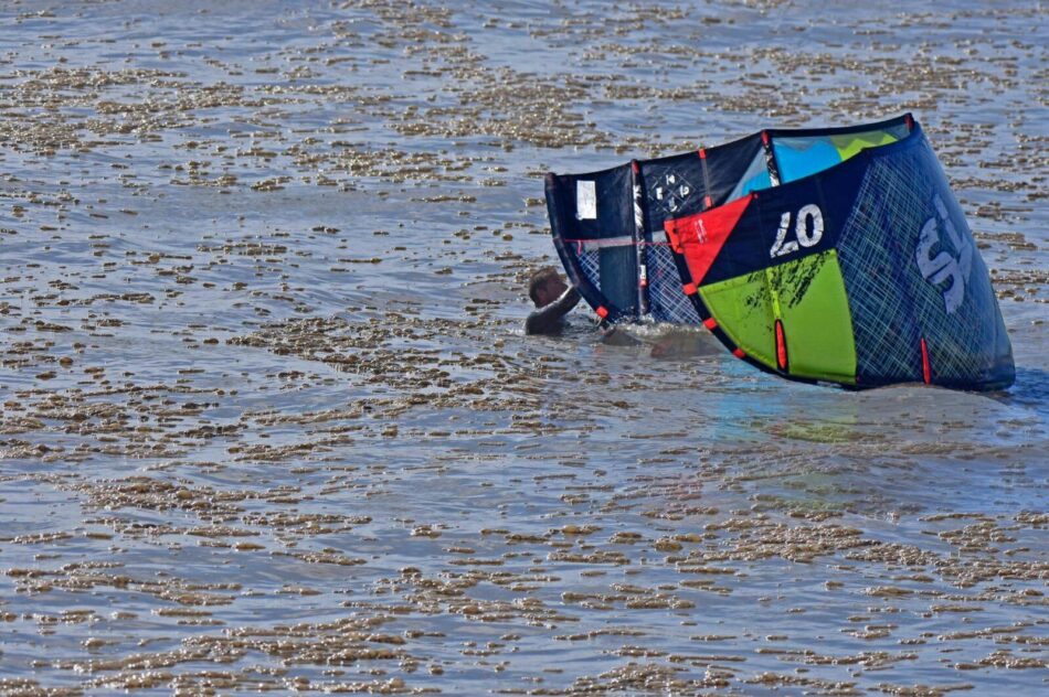 Vertido en la playa de Salinas (Asturias)