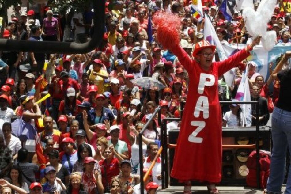 Revolucionarias entregan documento en Defensoría del Pueblo por la paz en Venezuela