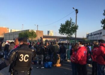 Desmantelan un campamento de migrantes en el norte de París