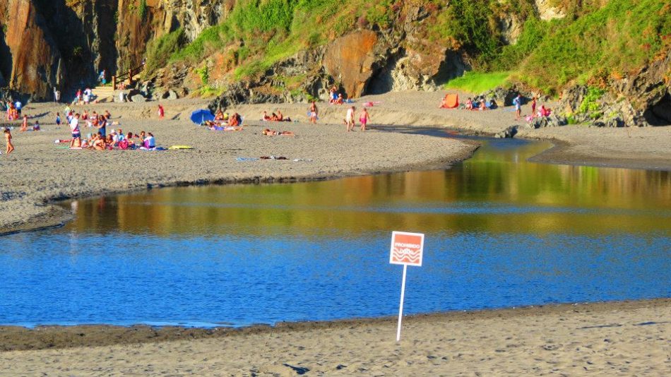 El timo de las banderas azules en las playas contaminadas