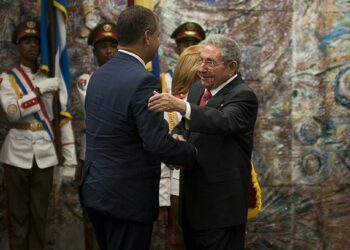 Rafael Correa recibe en Cuba la Orden José Martí