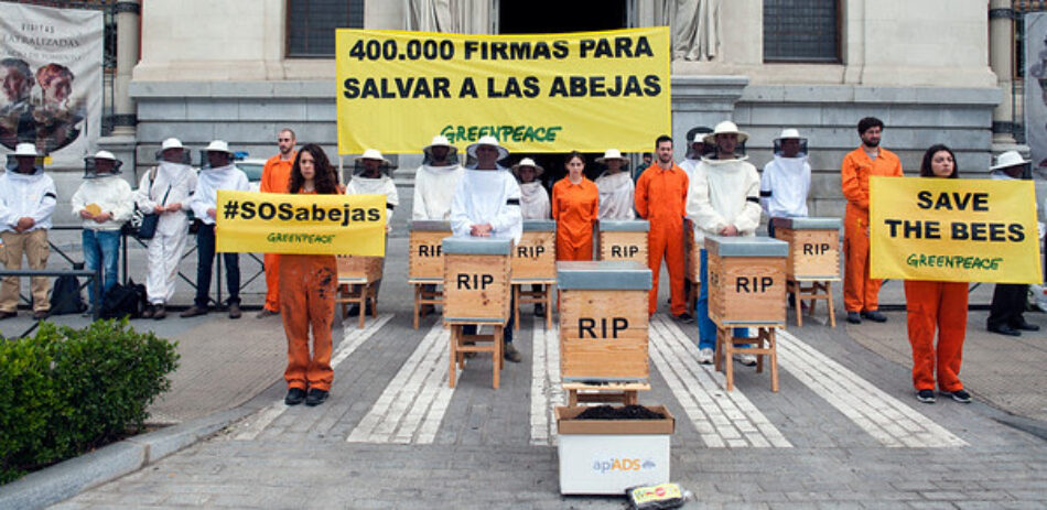 Apicultores y activistas de Greenpeace entregan en el Ministerio de Agricultura 400.000 firmas para salvar las abejas