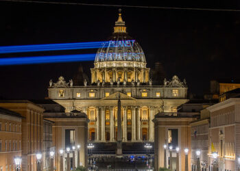 Greenpeace proyecta en la Basílica de San Pedro el mensaje “La Tierra Primero” dirigido a Trump